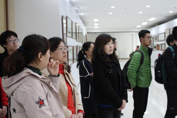 讨论展览作品.JPG